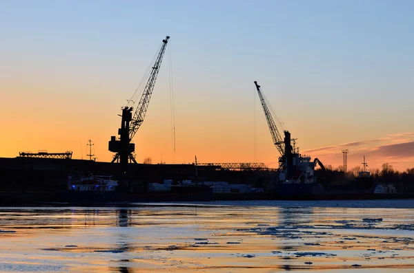 Terminal de carga en el puerto de Riga al amanecer —  Fotos de Stock