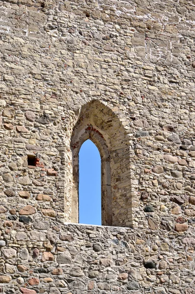 Ventana en una antigua muralla del castillo — Foto de Stock