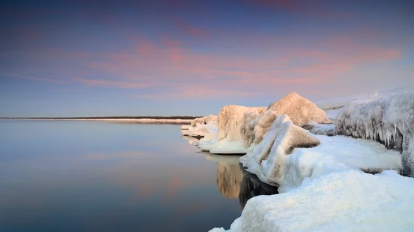 Östersjöns strand i snörik vinter på solnedgången — Stock fotografie