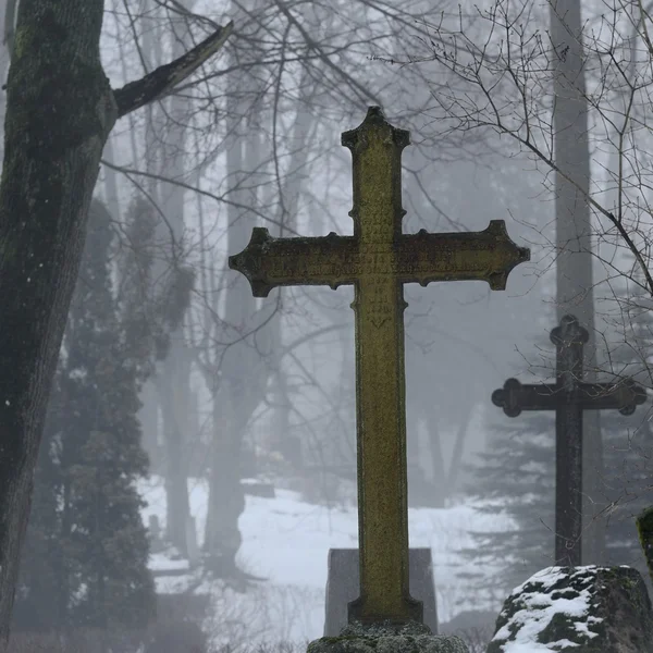 Cross in fog at the cemetery — Stock Photo, Image