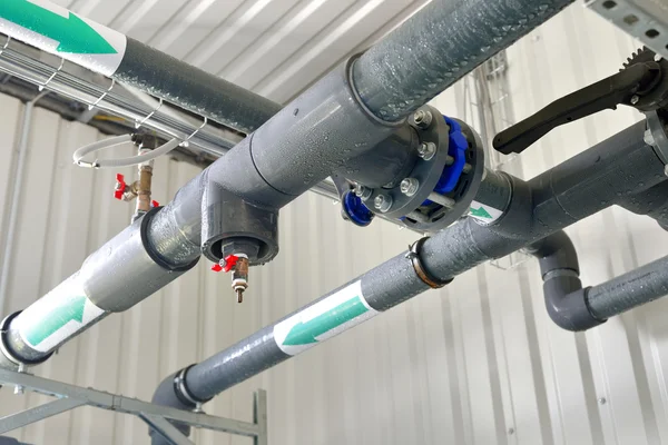 Gasoducto de agua industrial en una sala de calderas — Foto de Stock