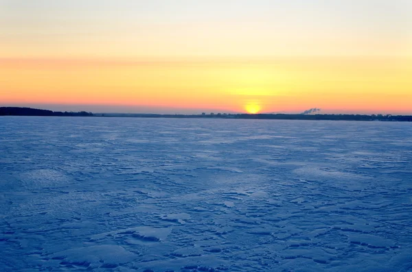 Kleurrijke winter zonsopgang boven bevroren meer — Stockfoto