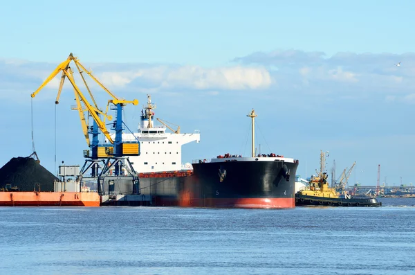 Cargo ship loading in coal cargo terminal — Stock Photo, Image