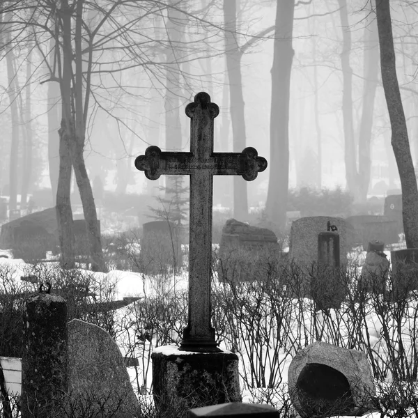 Cross in fog at the cemetery — Stock Photo, Image