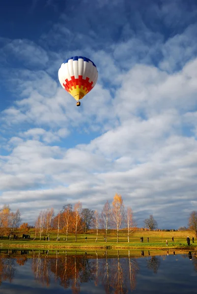 Luftballong som lyfter — Stockfoto