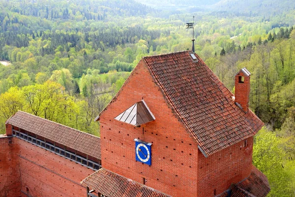 Vista real del castillo de Turaida y del valle del río Gauja en primavera en Sigulda, Letonia — Foto de Stock