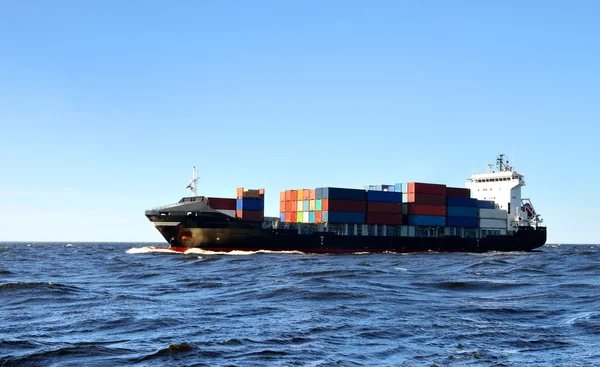 Container lastfartyg segling i havet — Stockfoto