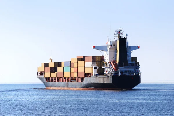 Frachtschiff fährt in stillem Wasser — Stockfoto