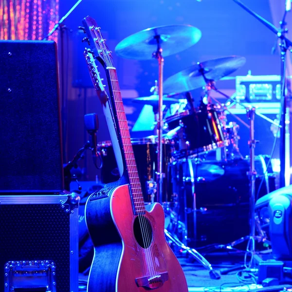 Gitaar en andere muzikale apparatuur op het podium vóór concert — Stockfoto