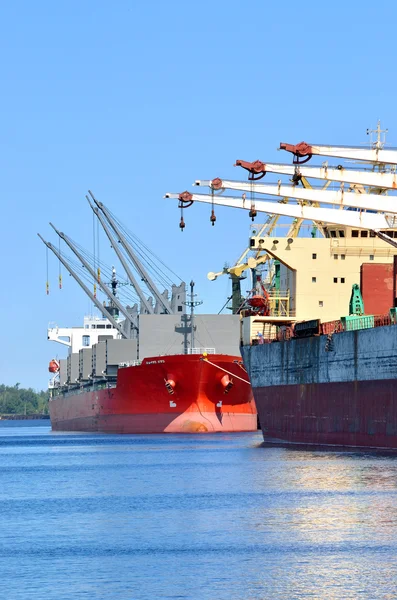 Frachtschiffe werden im Frachtterminal beladen — Stockfoto