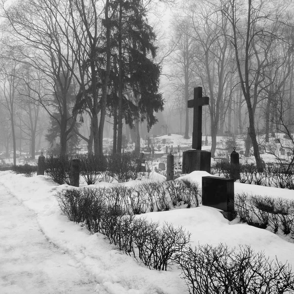 Nebel auf dem Friedhof — Stockfoto