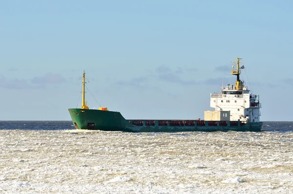 Kışın buz dolu denizlere yelken kargo gemisi