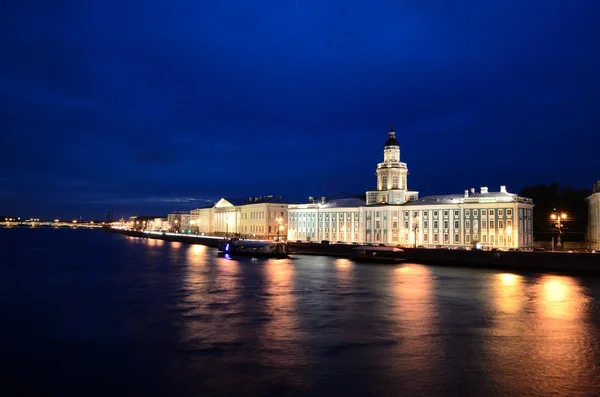 圣彼得斯堡路堤在黄昏的一般视图 — 图库照片