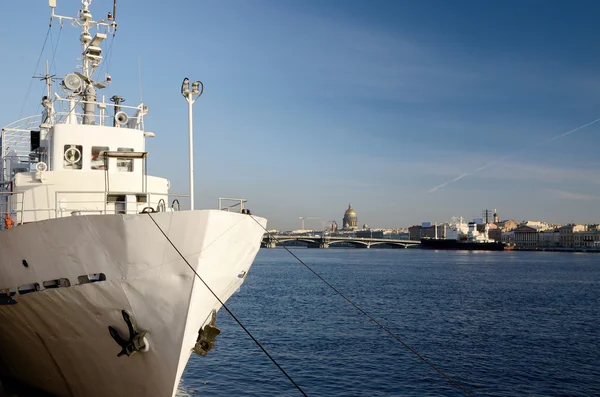 Общий вид на набережную Санкт-Петербурга и корабль — стоковое фото