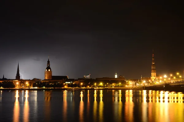 Scena panoramica notturna a Riga durante la tempesta — Foto Stock