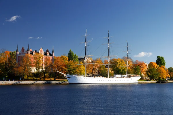 Bílá loď přístav stockholm city. Švédsko — Stock fotografie