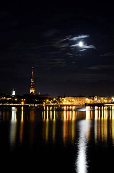 Panoramische Nachtopname in riga, Letland — Stockfoto