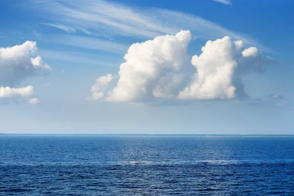 Idillic 的蓝色的大海和大观赏云海景观 — 图库照片