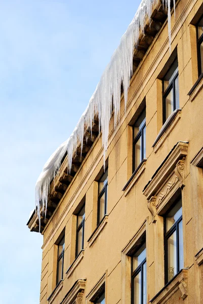 Icicles on the roof of the house — Stock Photo, Image