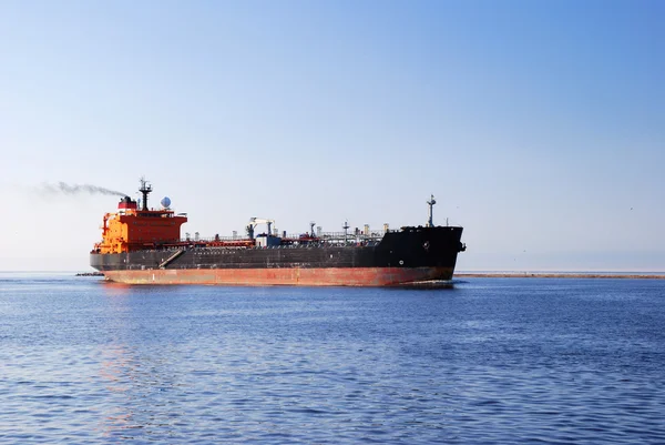 Vrachtschip varen in stilstaand water — Stockfoto