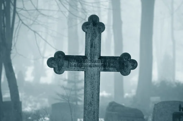 교차 하는 묘지에 안개 — 스톡 사진