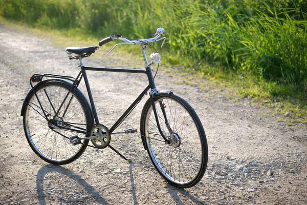 Vecchia bicicletta retrò olandese sulla strada in una zona rurale — Foto Stock