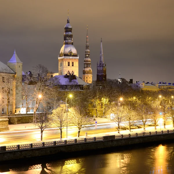 Scène hivernale nocturne à Riga, Lettonie — Photo