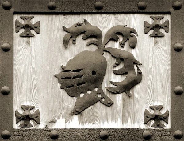 在框架中的木头上的骑士钢 hemlet 符号 — 图库照片