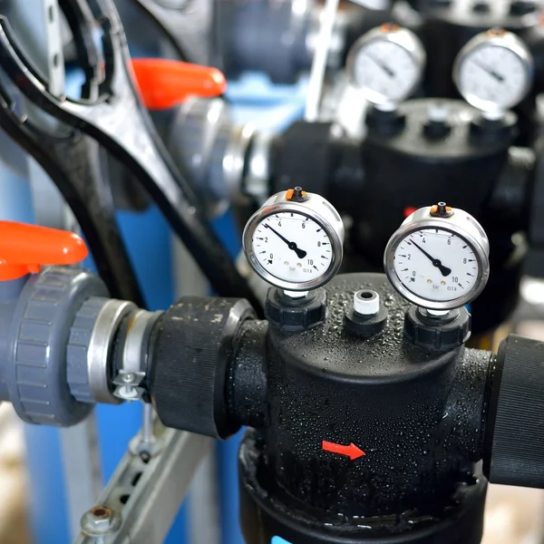 Barómetros industriales y tuberías de agua en la sala de calderas —  Fotos de Stock