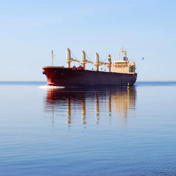 静かな水の中を航海する貨物船 — ストック写真