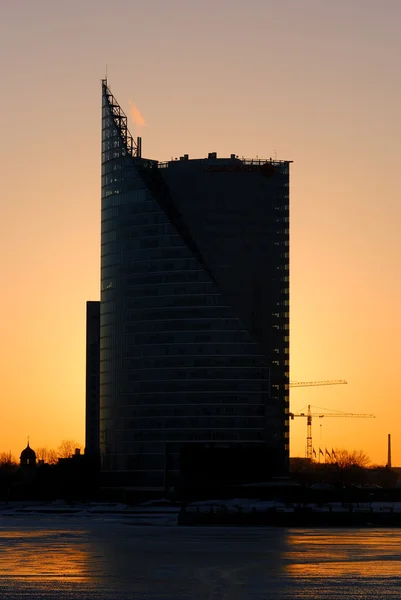 Kontorsbyggnad i riga på solnedgången — Stockfoto