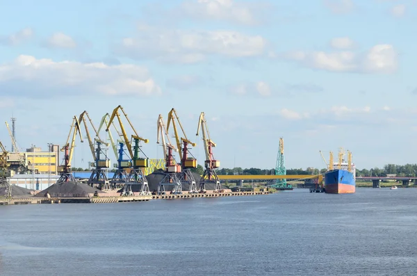 貨物港です。ベンツピルス ターミナル、ラトビア — ストック写真