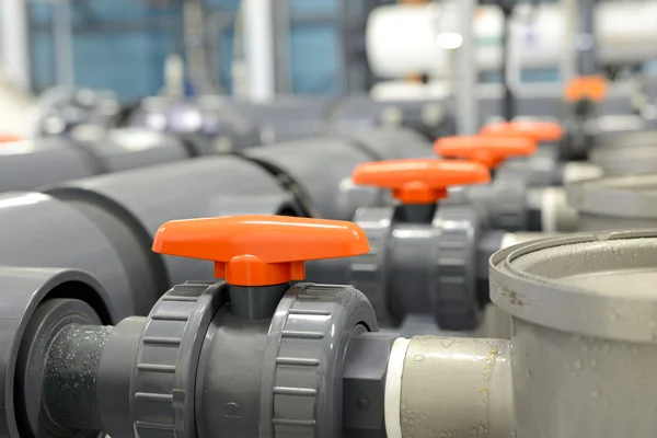 Nuevos tubos brillantes en la sala de calderas industriales — Foto de Stock