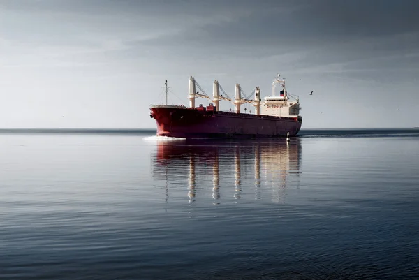 Cargo ship sailing in still water — Stock Photo, Image