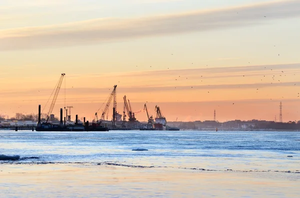 Terminal de fret dans le port de Riga au lever du soleil — Photo