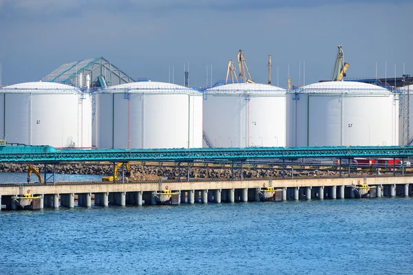 ベンツピルス ポートで大規模な石油燃料タンク — ストック写真
