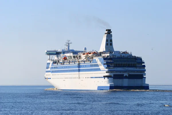 Passager de mer blanc et bleu — Photo