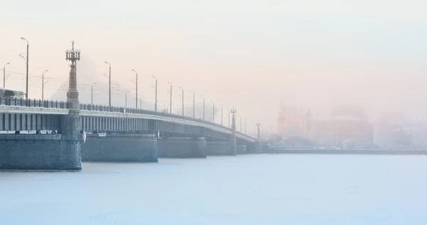 Paesaggio urbano di Riga con ponte in pietra nella nebbia — Foto Stock