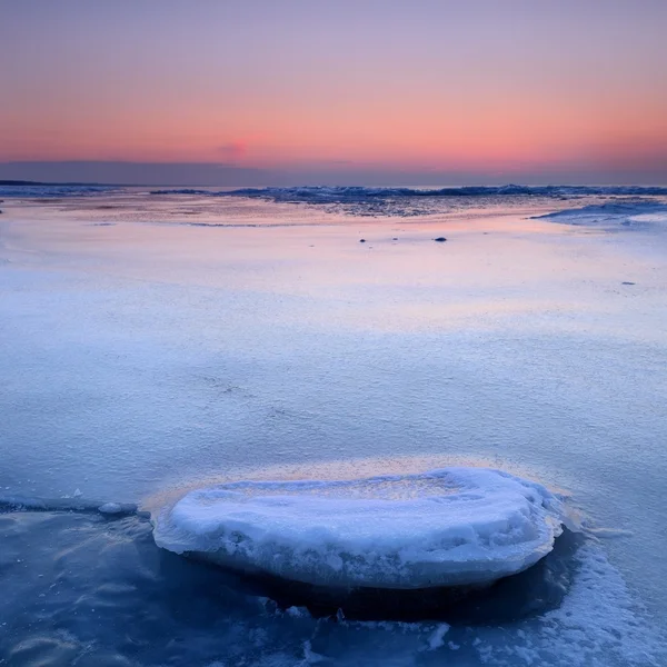 Colorful sunset at the snowy Baltic sea shore — Stock Photo, Image