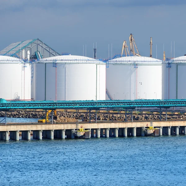 Grandes tanques de combustível de petróleo no porto de Ventspils — Fotografia de Stock