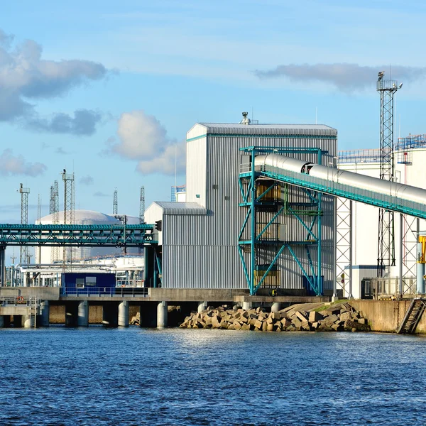 Grote olie brandstoftanks in de haven van ventspils, Letland — Stockfoto