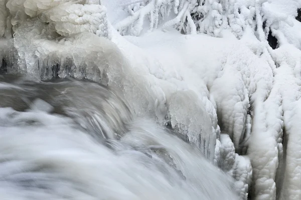 Καταρράκτη τον χειμώνα με όμορφη παγάκια — Φωτογραφία Αρχείου