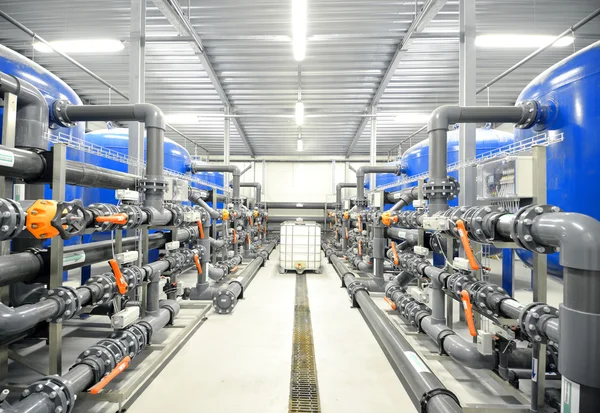 Neue Kunststoffrohre und bunte Geräte im industriellen Heizungsraum — Stockfoto