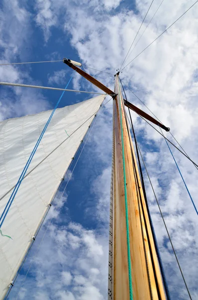 Sail yacht mast med vita segel mot mörkblå himmel — Stockfoto