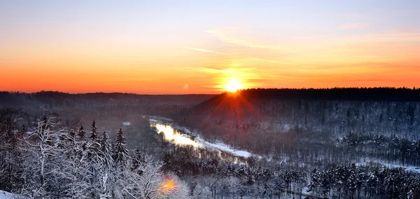 Údolí řeky Gauja v sigulda, Lotyšsko. západ slunce v zimě — Stock fotografie