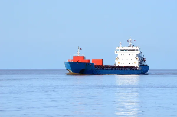 Vrachtschip varen in stilstaand water — Stockfoto