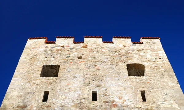 Torre del castillo primer plano contra el cielo — Foto de Stock
