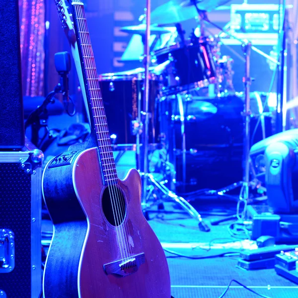 Gitaar en andere muzikale apparatuur op het podium vóór concert — Stockfoto