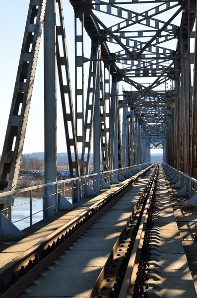 Antiguo puente ferroviario vintage sobre el río — Foto de Stock