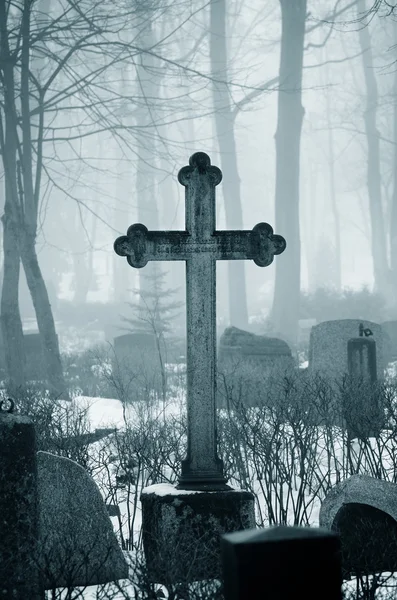 Cross in fog at the cemetery — Stock Photo, Image